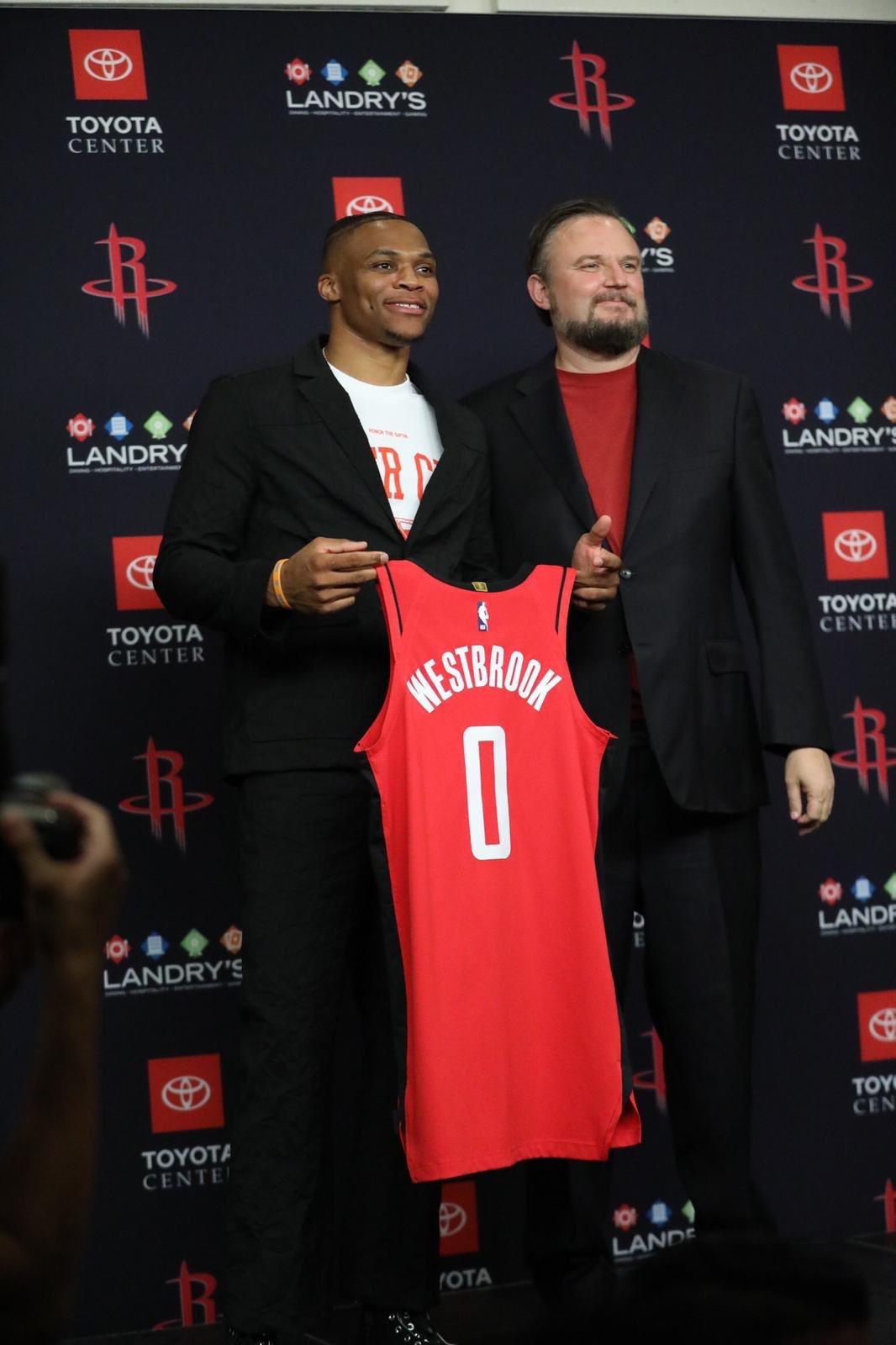 19岁状元狂砍27+5+5，英雄归来助力克莱纪录之夜独行侠险胜篮网